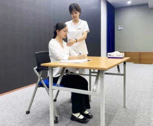 Tư thế ngồi học tránh cong vẹo cột sống