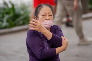 Cách giảm đau khớp ở người lớn tuổi